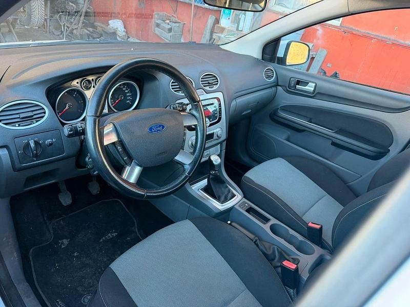 Gebraucht Ford Focus Style 109 PS (80 kW) 2010 Weiß Limousine