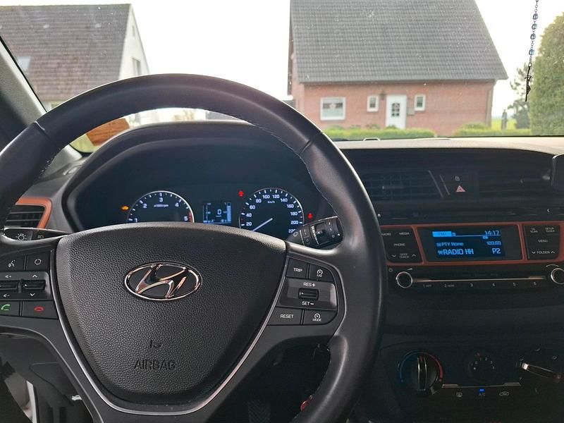 Gebraucht Hyundai i20 90 PS (66 kW) 2015 Weiß Coupé
