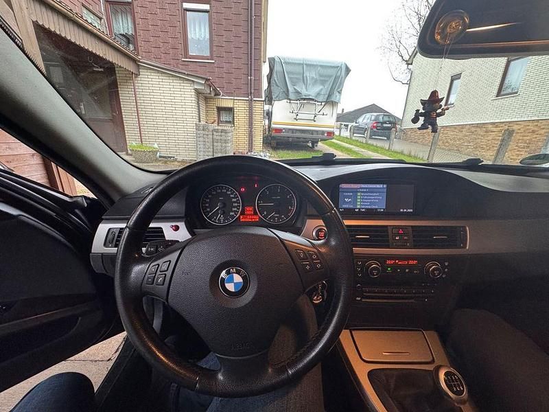 Gebraucht BMW 320 177 PS (130 kW) 2007 Schwarz Kombi