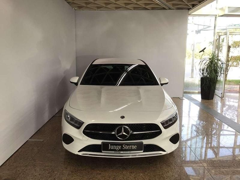 Gebraucht Mercedes A200 Advanced 150 PS (110 kW) 2024 Unilack polarweiß Limousine