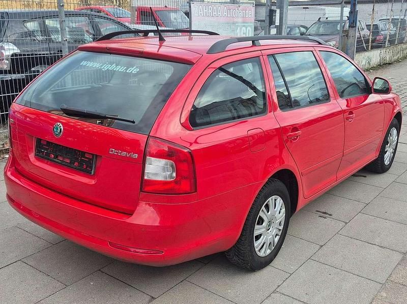 Gebraucht Skoda Octavia Ambition 105 PS (77 kW) 2012 Corridarot Kombi