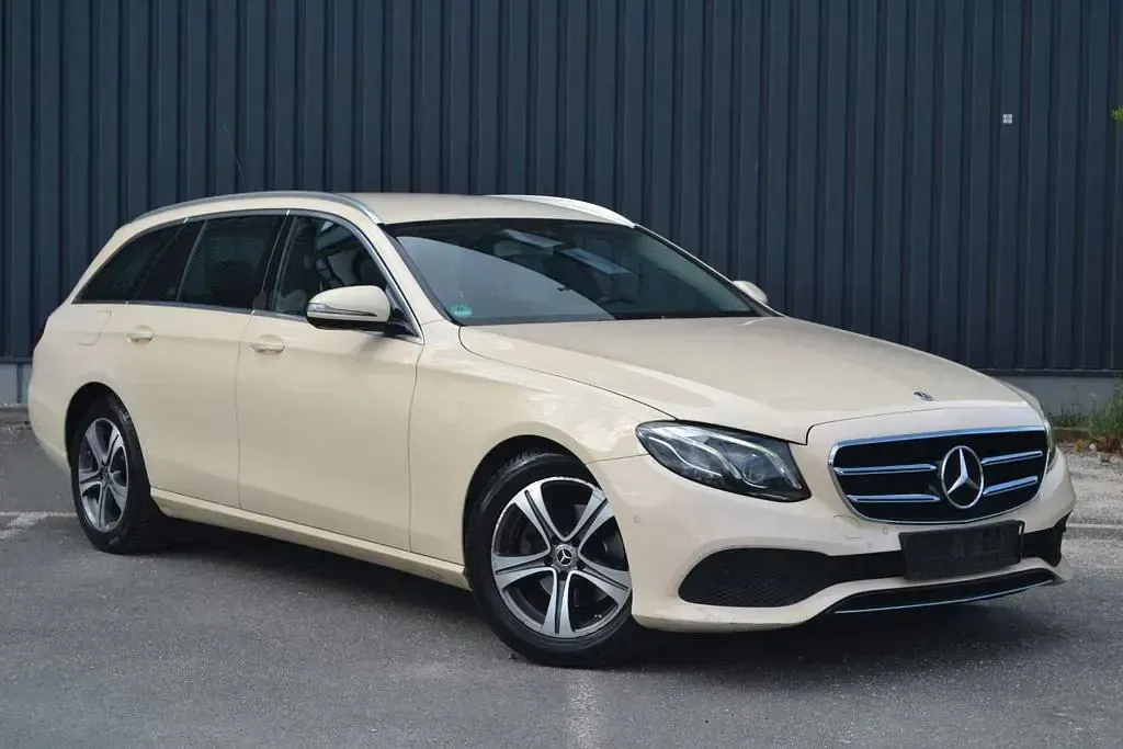 Gebraucht Mercedes E220 Avantgarde 194 PS (142 kW) 2020 Gelb Limousine