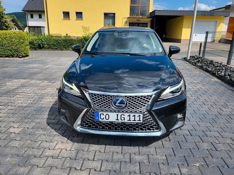 Schwarz Gebraucht 2017 Lexus CT200h Launch Edition Limousine | 17.800 € (Fairer Preis) - Bild 1/4