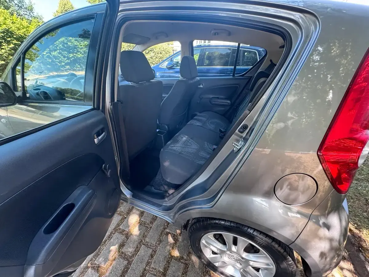 Gebraucht Opel Agila 94 PS (69 kW) 2011 Silber Kleinwagen