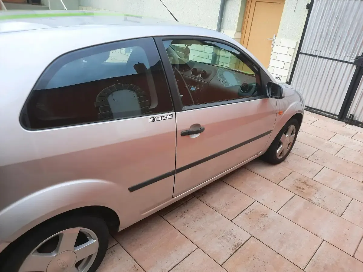 Gebraucht Ford Fiesta 60 PS (44 kW) 2005 Silber Kleinwagen