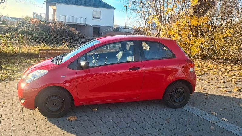 Gebraucht Toyota Yaris Cool 69 PS (50 kW) 2009 Rot Limousine