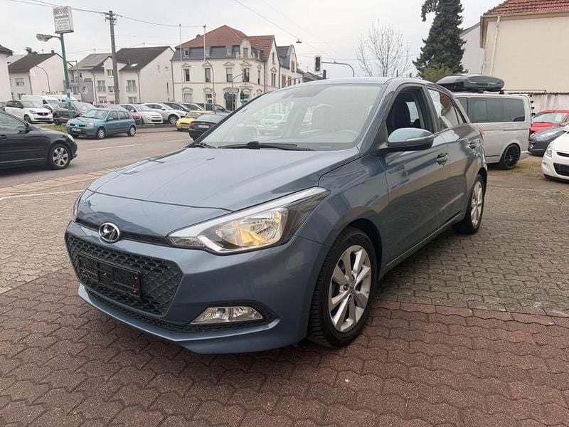 Gebraucht Hyundai i20 101 PS (74 kW) 2017 Blau Limousine