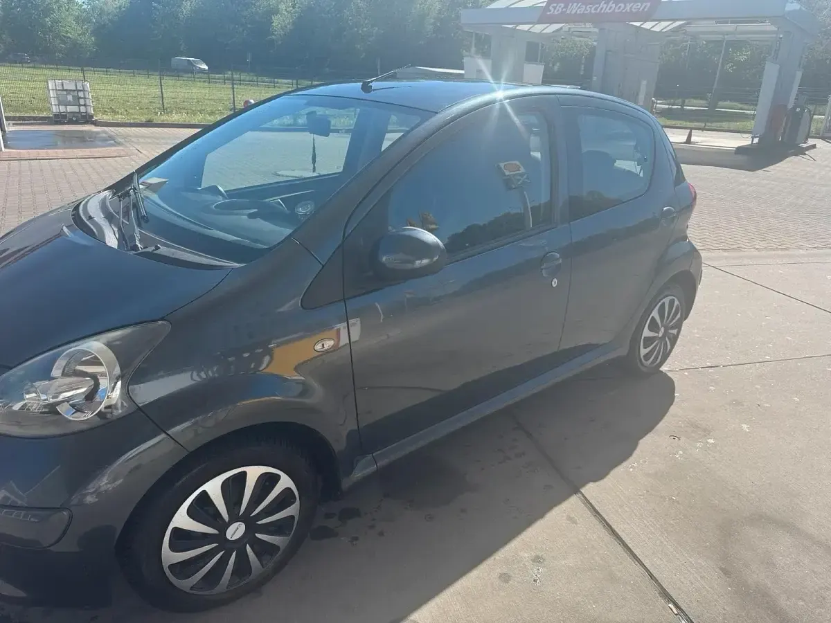 Używany Toyota Aygo 68 KM (50 kW) 2007 Szary Hatchback