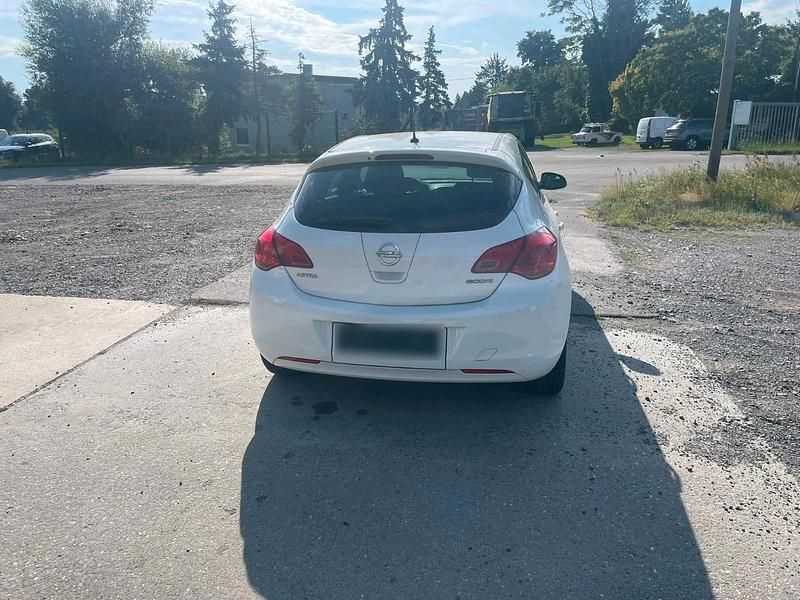 Gebraucht Opel Astra 101 PS (74 kW) 2011 Weiß Limousine