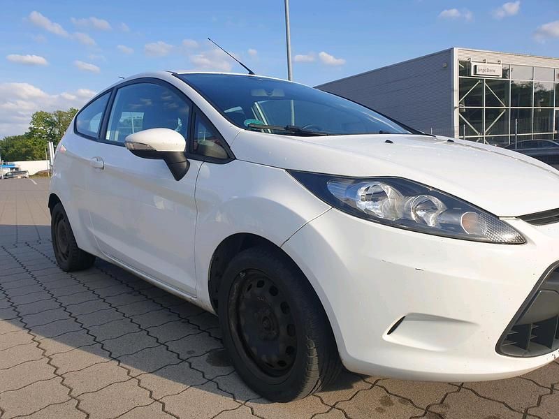 Weiß Gebraucht 2011 Ford Fiesta Kleinwagen | 2.400 € - Bild 1/4
