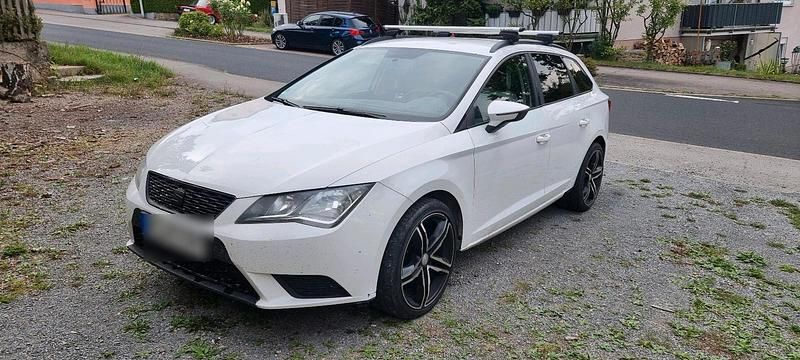 Weiß Gebraucht 2014 Seat Leon ST Kombi | 4.190 € - Bild 1/4