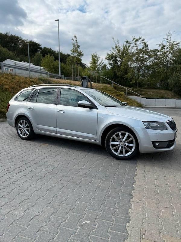 Grau Gebraucht 2016 Skoda Octavia Joy Kombi | 9.600 € (Fairer Preis) - Bild 1/4