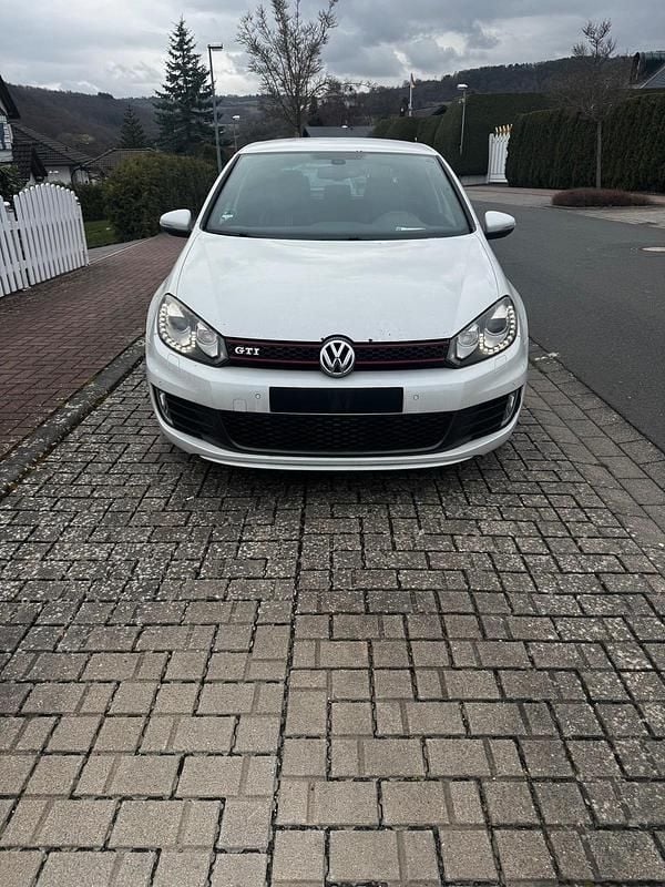 Gebraucht VW Golf Edition 211 PS (155 kW) 2011 Weiß Coupé