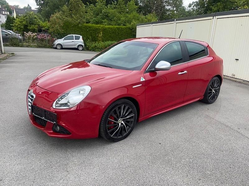 Rot Gebraucht 2012 Alfa Romeo Giulietta Quadrifoglio Verde Kleinwagen | 16.999 € (Teuer) - Bild 1/4