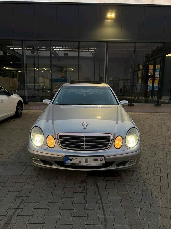 Grau Gebraucht 2004 Mercedes E200 Limousine | 3.600 € (Guter Preis) - Bild 1/4