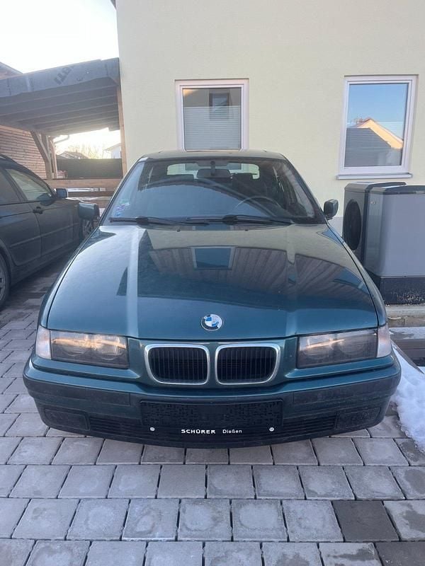 Grün Gebraucht 1998 BMW 316 Kleinwagen | 700 € (Guter Preis) - Bild 1/4