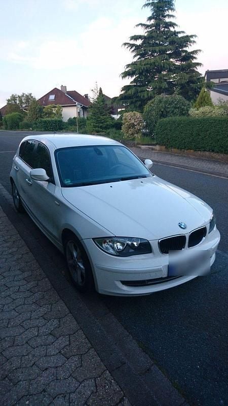 Weiß Gebraucht 2010 BMW 118 Lifestyle Kleinwagen | 3.999 € (Fairer Preis) - Bild 1/4
