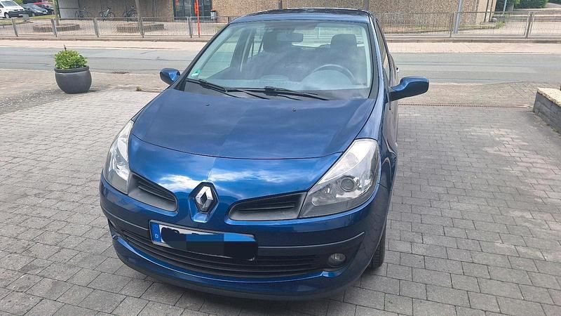 Blau Gebraucht 2006 Renault Clio II Limousine | 2.200 € - Bild 1/4