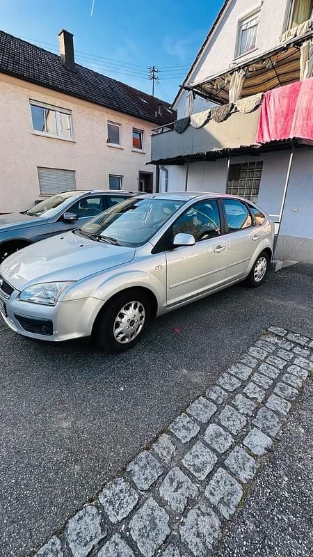 Grau Gebraucht 2006 Ford Focus Limousine | 3.250 € (Fairer Preis) - Bild 1/4
