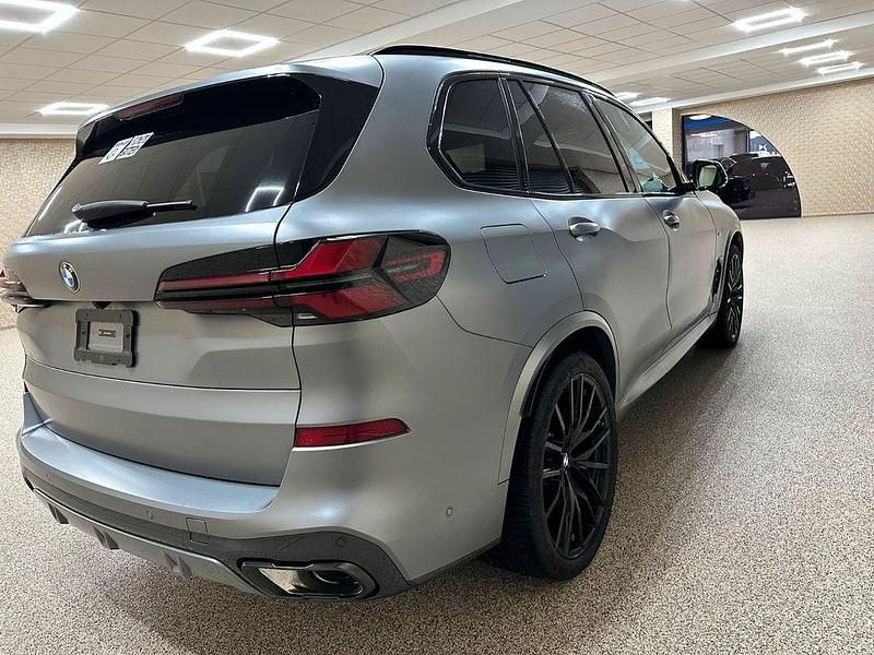 Neu BMW X5 Sport Line 381 PS (280 kW) 2025 Grau SUV