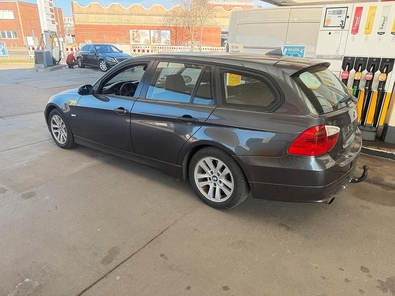 Gebraucht BMW 318 129 PS (94 kW) 2006 Grau Kombi