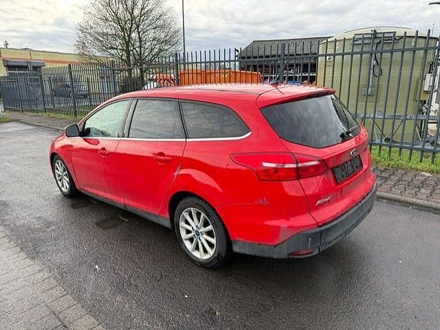 Gebraucht Ford Focus Titanium 120 PS (88 kW) 2018 Rot Limousine