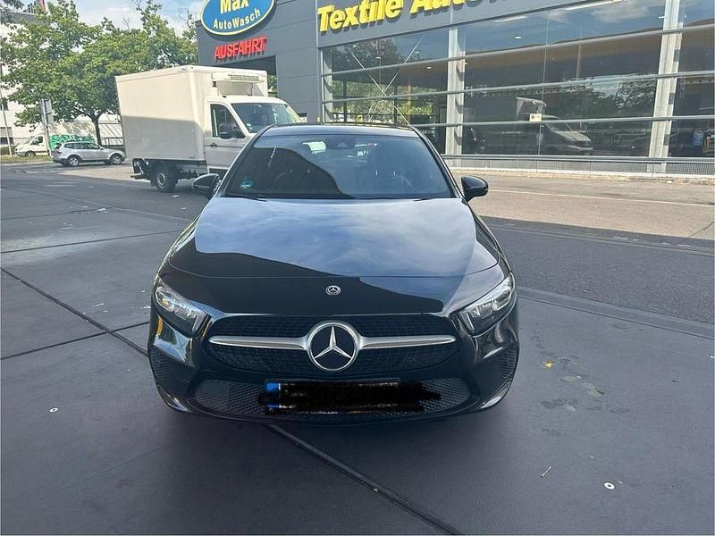 Schwarz Gebraucht 2020 Mercedes A200 Limousine | 17.499 € (Superpreis) - Bild 1/4