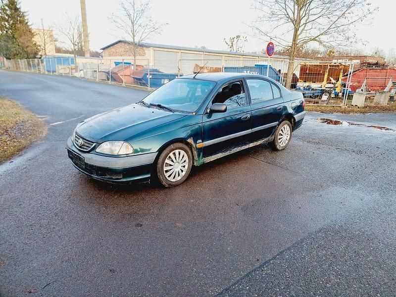 Grün Gebraucht 1999 Toyota Avensis Limousine | 1.200 € (Superpreis) - Bild 1/4