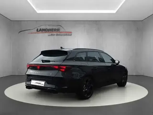 Nowe Cupra Leon VZ 333 KM (244 kW) 2026 Czarny Sedan/Limuzyna