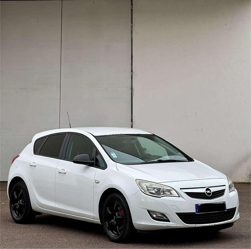 Weiß Gebraucht 2011 Opel Astra Limousine | 2.900 € (Superpreis) - Bild 1/4