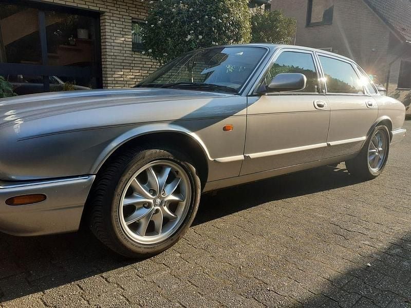 Second-hand Jaguar XJ8 237 CP (174 kW) 2000 Argintiu Berlinǎ