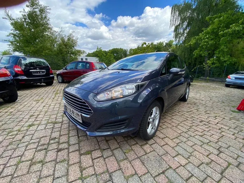 Gebraucht Ford Fiesta Ambiente 60 PS (44 kW) 2013 Grau Kleinwagen