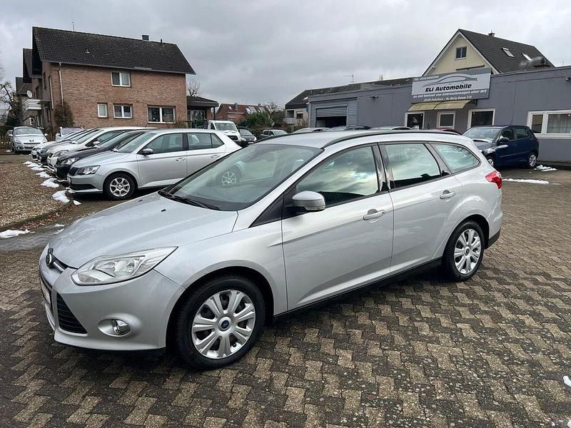 Gebraucht Ford Focus Trend 105 PS (77 kW) 2011 Silber Limousine