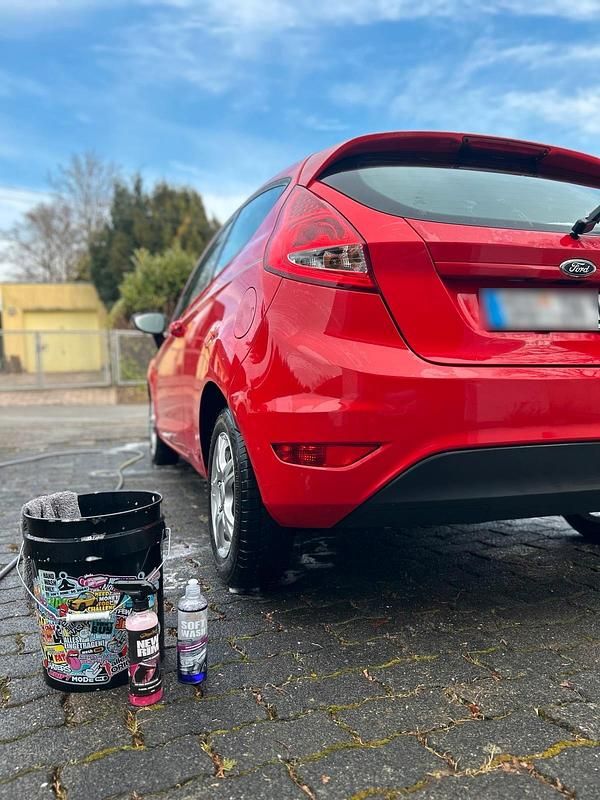 Gebraucht Ford Fiesta 60 PS (44 kW) 2010 Rot Kleinwagen