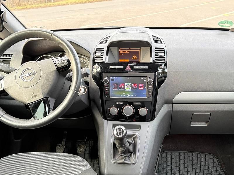 Gebraucht Opel Zafira 140 PS (102 kW) 2011 Gold Van / Kleinbus