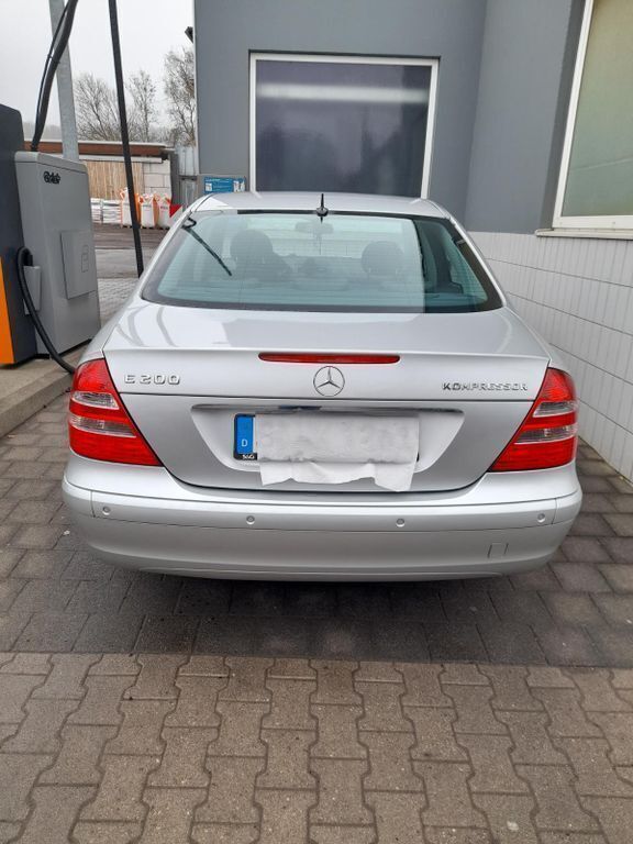 Silber Gebraucht 2005 Mercedes E200 Classic Limousine | 7.250 € (Fairer Preis) - Bild 1/4