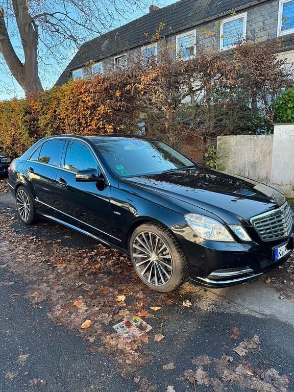 Schwarz Gebraucht 2011 Mercedes E200 Avantgarde Limousine | 10.500 € (Guter Preis) - Bild 1/4