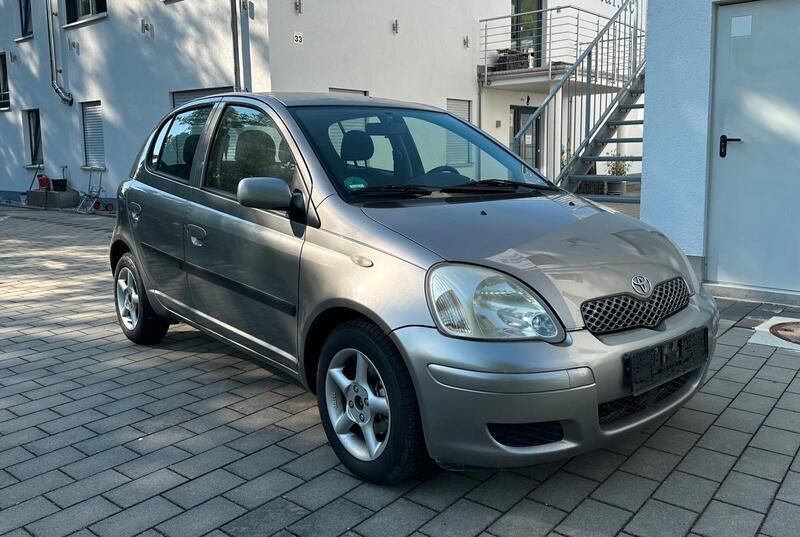 Grau Gebraucht 2004 Toyota Yaris Kleinwagen | 2.500 € (Etwas zu teuer) - Bild 1/4