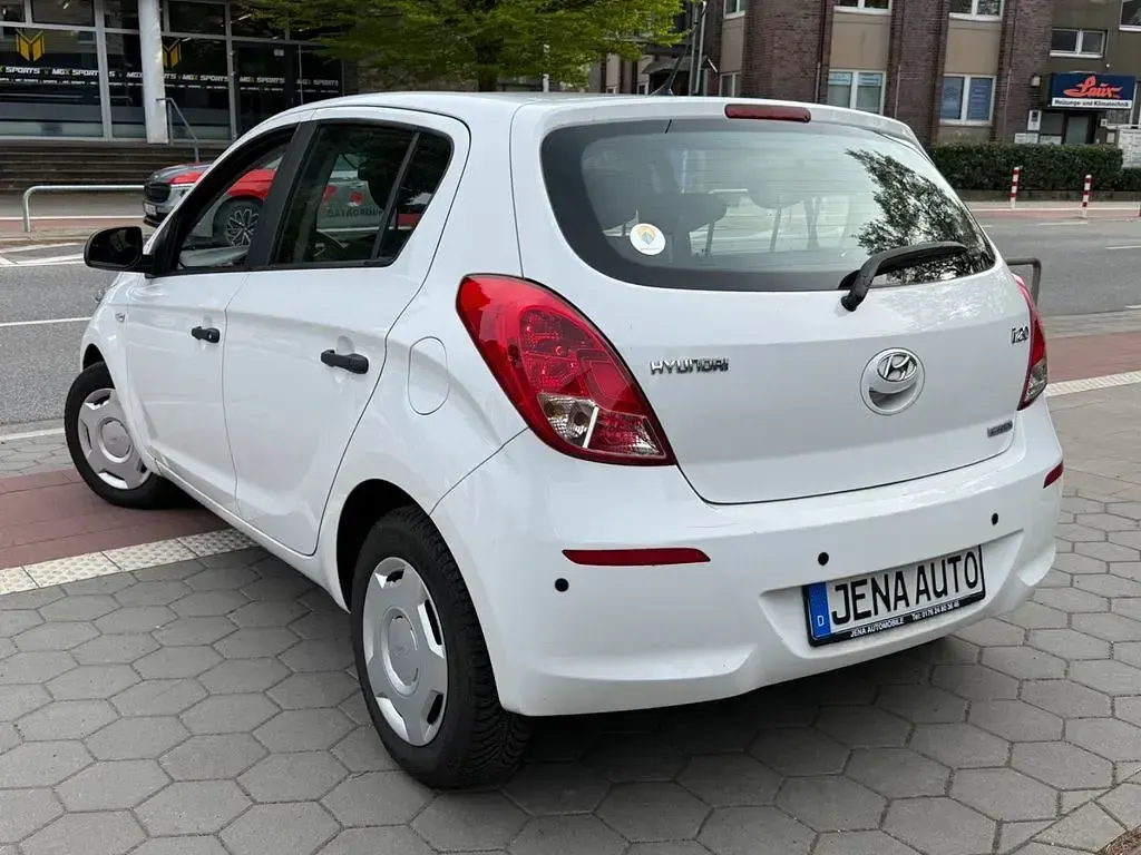 Gebraucht Hyundai i20 75 PS (55 kW) 2014 Weiß Kleinwagen