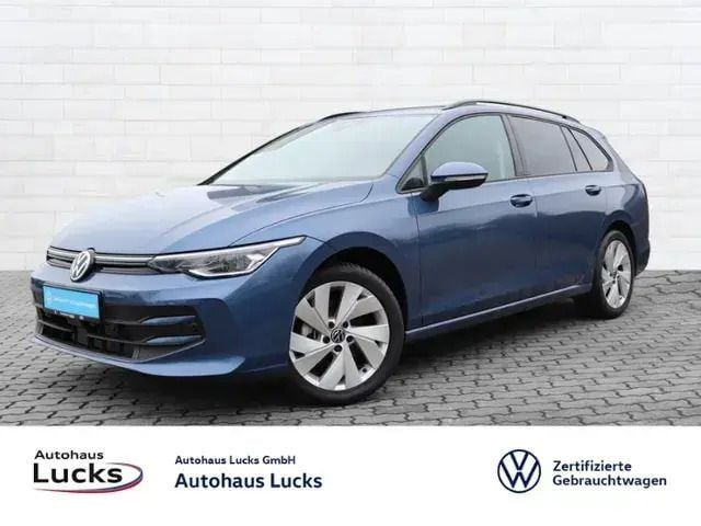 Blau (anemonenblau metallic) Gebraucht 2024 VW Golf VIII Life Kombi | 29.981 € (Teuer) - Bild 1/4