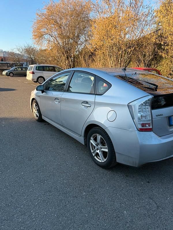 Gebraucht Toyota Prius 99 PS (72 kW) 2010 Silber Kleinwagen