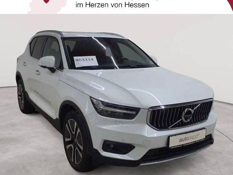Crystal weißperleffekt Gebraucht 2021 Volvo XC40 Inscription SUV | 27.290 € (Fairer Preis) - Bild 1/4