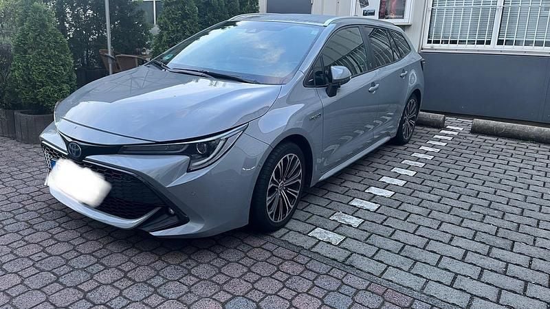 Grau Gebraucht 2021 Toyota Corolla Team Kombi | 24.500 € (Teuer) - Bild 1/4