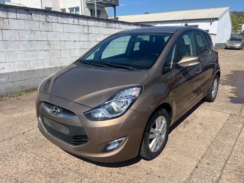 Grau Gebraucht 2015 Hyundai ix20 Van / Kleinbus | 8.990 € (Superpreis) - Bild 1/4
