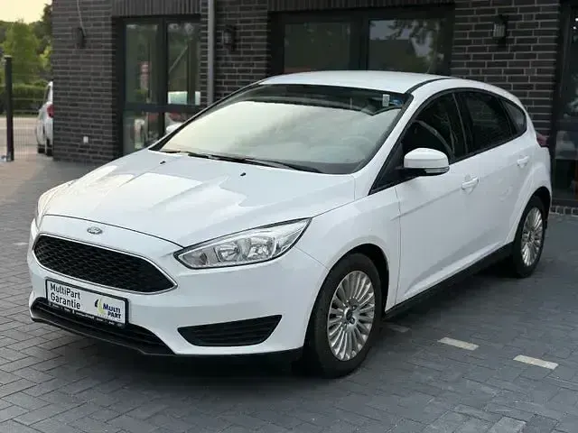Używany Ford Focus Trend 101 KM (74 kW) 2018 Biały Sedan/Limuzyna
