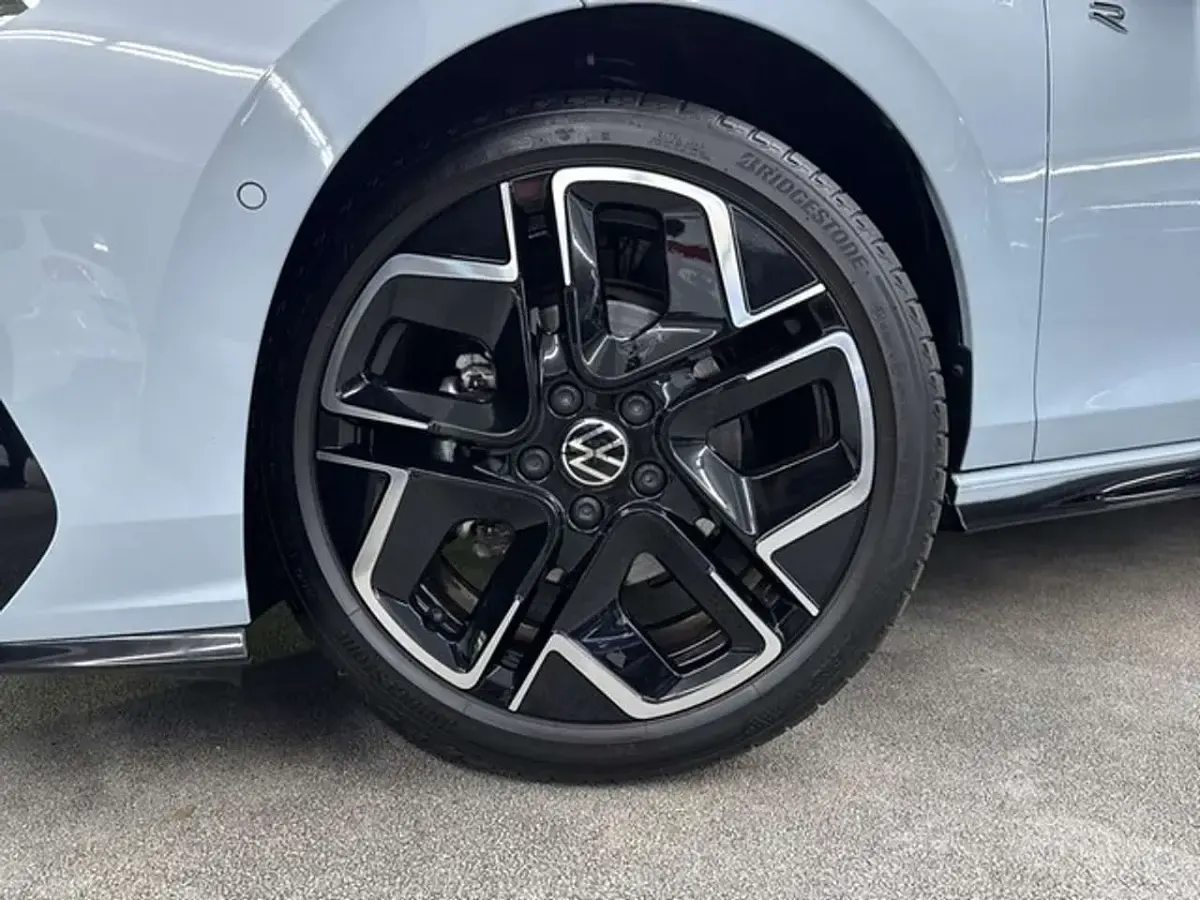 Gebraucht VW Golf VIII R 150 PS (110 kW) 2025 Crystal ice blue metallic Limousine