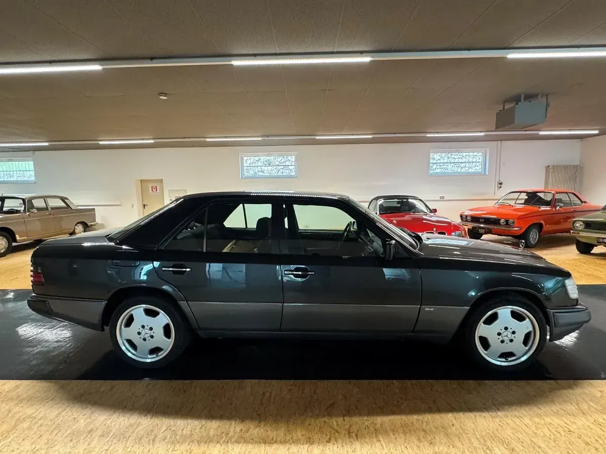 Gebraucht Mercedes E400 Sportline 279 PS (205 kW) 1992 Schwarz Limousine