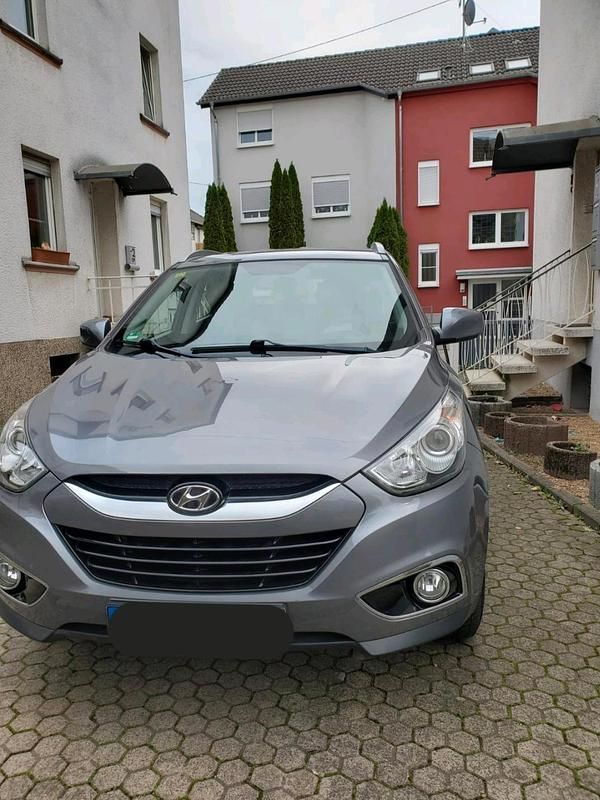 Grau Gebraucht 2012 Hyundai ix35 SUV | 8.950 € (Fairer Preis) - Bild 1/4