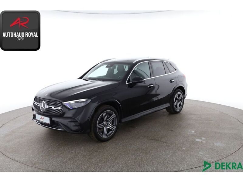 Schwarz (metallic) Gebraucht 2024 Mercedes GLC300e AMG SUV | 63.879 € (Guter Preis) - Bild 1/4