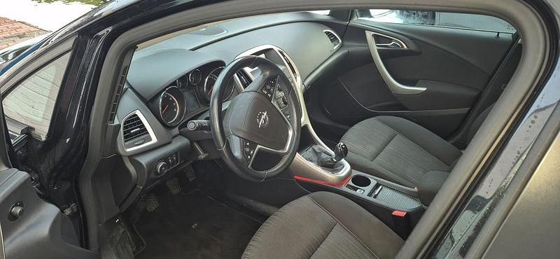 Gebraucht Opel Astra Selection 140 PS (102 kW) 2012 Schwarz Limousine